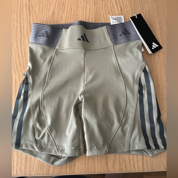 🆕Adidas Women's Olive Athletic Hyperglam Five-Inch
Short Leggings XS🆕 - Picture 4 of 12